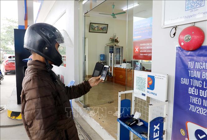 Người dân thanh toán tiền xăng qua mã QR tại Cửa hàng số 75, Công ty TNHH Một thành viên Petrolimex Hưng Yên (phường Phố Hiến, tỉnh Hưng Yên). (Ảnh: Thế Duyệt/TTXVN)